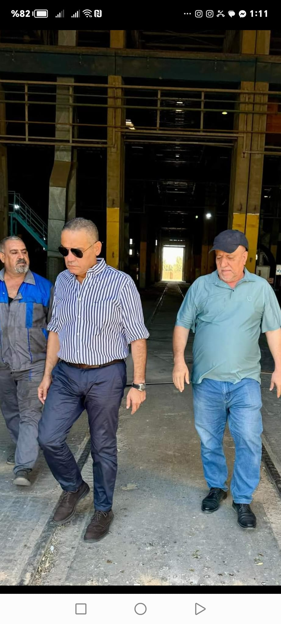 يشارك السيد مدير عام  أبنائه من منتسبي شركة الفارس العامة في معمل المعدات الهندسية الثقيلة. اعمالهم وبوتيره متسارعة