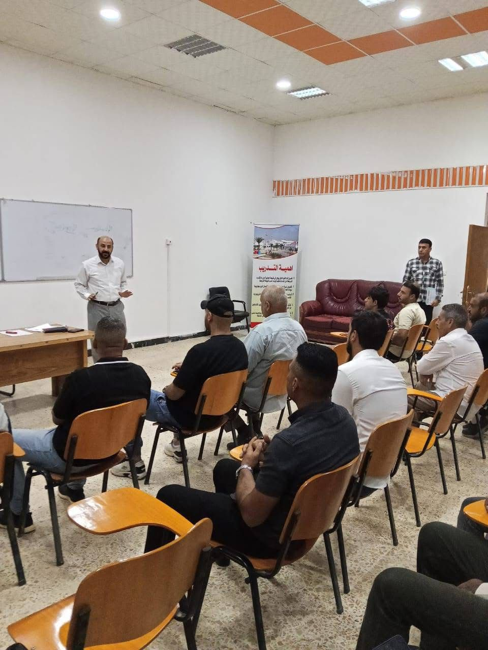 نظمت شركة الفارس العامه ورشة عمل للموظفين الجدد في اليوم الأول تحت عنوان (الولاء المؤسسي) للمحاضر(احمد دهام حمد) وكيل مدير الشؤون القانونية. صباح هذا أليوم الأحد 2025/9/28 ولمدة خمسة أيام كل يوم تحت عنوان جديد اعتبارا من 9/28 ولغاية 2025/10/3.والتي تقام في مقر الشركة وعلى قاعة التدريب. وتتضمن هذه الورشة إعداد حقيبة برامج تدريبية حتمية للكوادر العاملة في شركة الفارس العامه والذين جرى تعينهم على الملاك من العقود وحملة الشهادات العليا الأوائل.